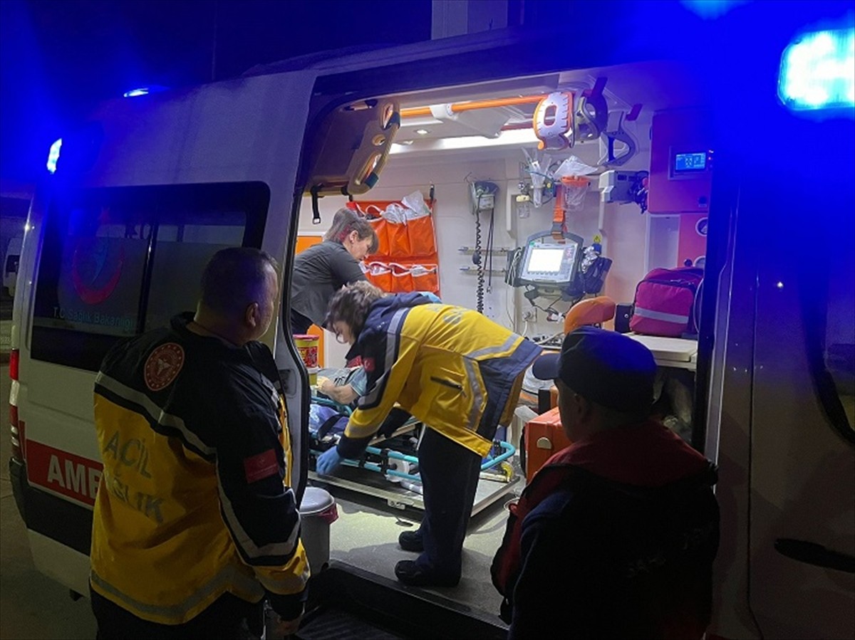 Muğla'nın Bodrum ve Marmaris ilçeleri açıklarında ticari gemi ve balıkçı teknesinde rahatsızlanan...