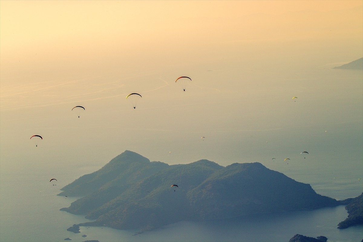 Muğla'nın Fethiye ilçesindeki 1965 rakımlı Babadağ'dan yamaç paraşütüyle geçen yıl 189 bin 775...