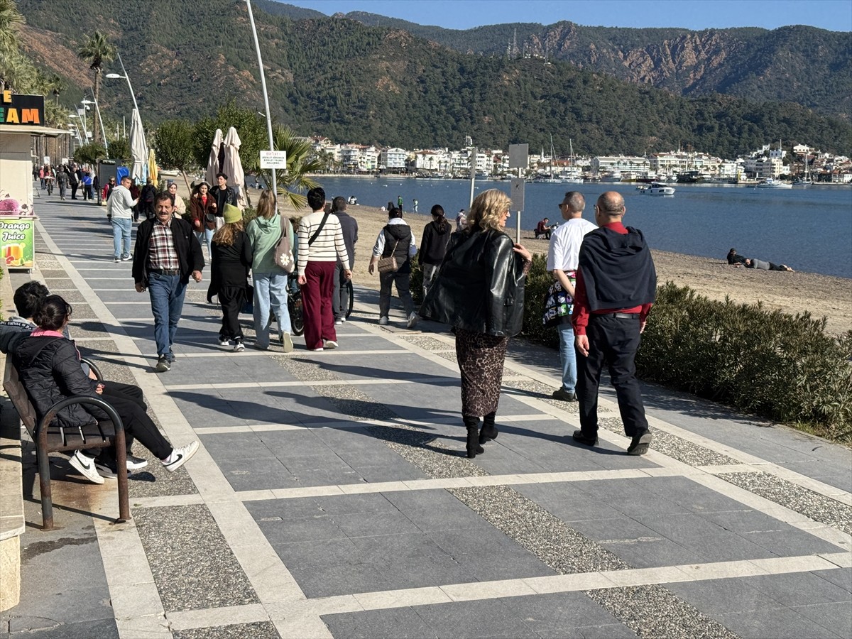 Muğla'nın gözde turistik ilçesi Marmaris'in sahillerinde yeni yılın ilk gününde güneşli havayı...