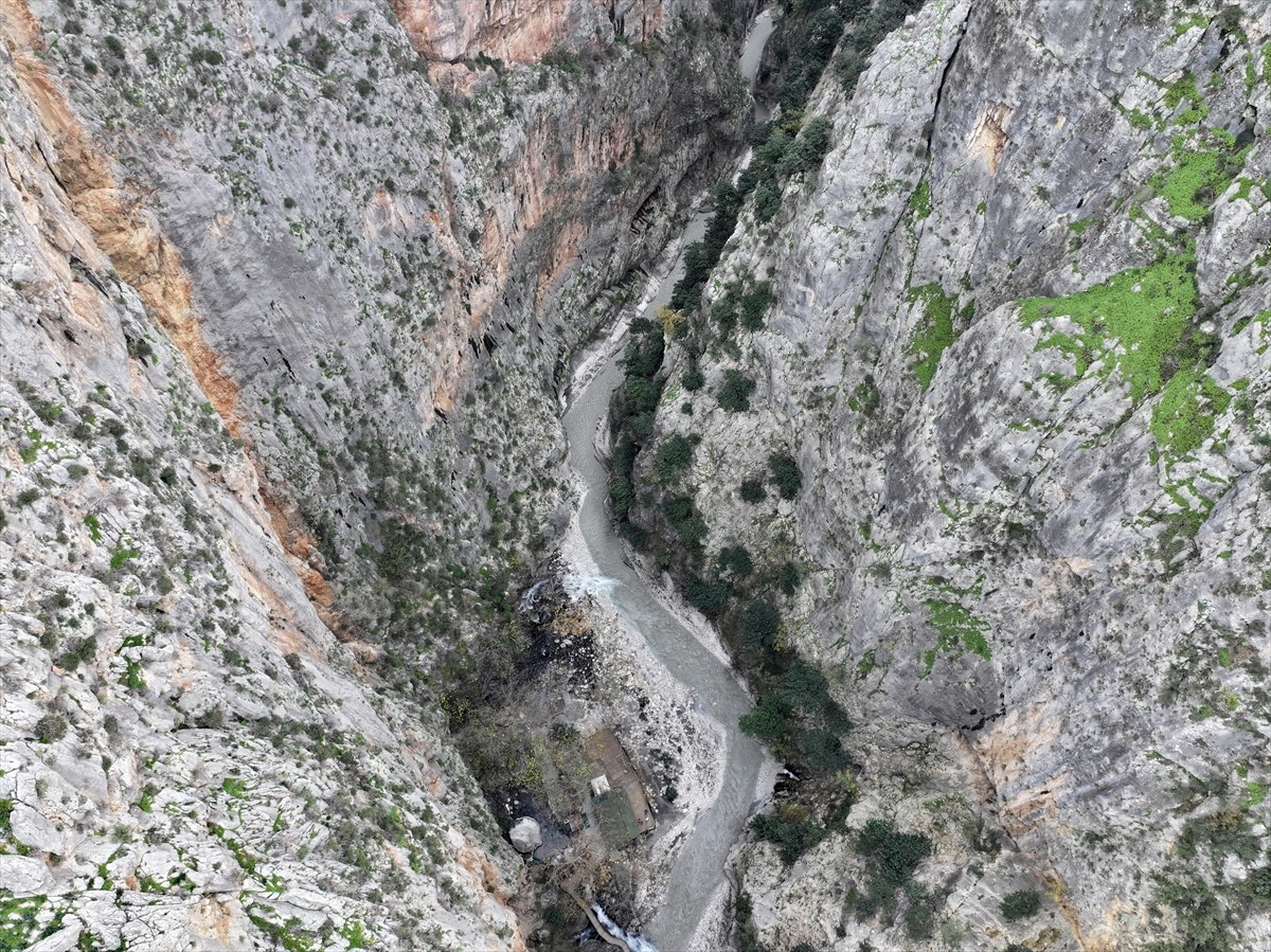 Muğla'nın Seydikemer ilçesinde bir çobanın kaçan keçilerini ararken keşfettiği 18 kilometrelik...