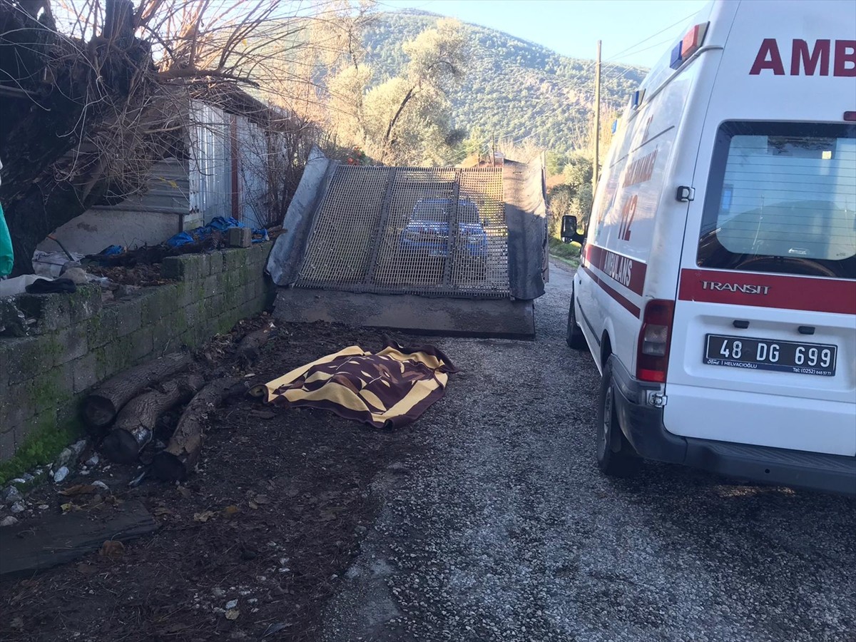 Muğla'nın Seydikemer ilçesinde kum eleğinin altında kalan kişi öldü.  