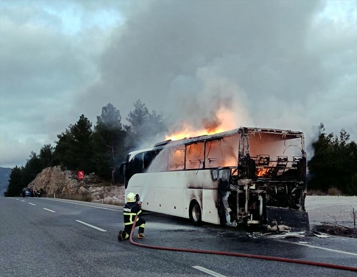 Muğla'nın Ula ilçesinde seyir halindeyken yanan otobüste hasar oluştu. Bölgeye itfaiye ekipleri...