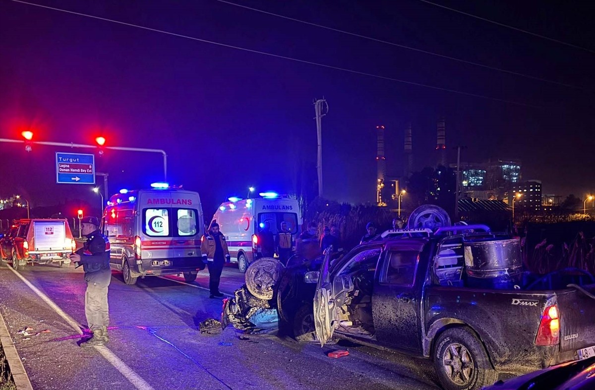 Muğla'nın Yatağan ilçesinde otomobil ile pikabın çarpışması sonucu 2 kişi öldü, 2 kişi yaralandı....