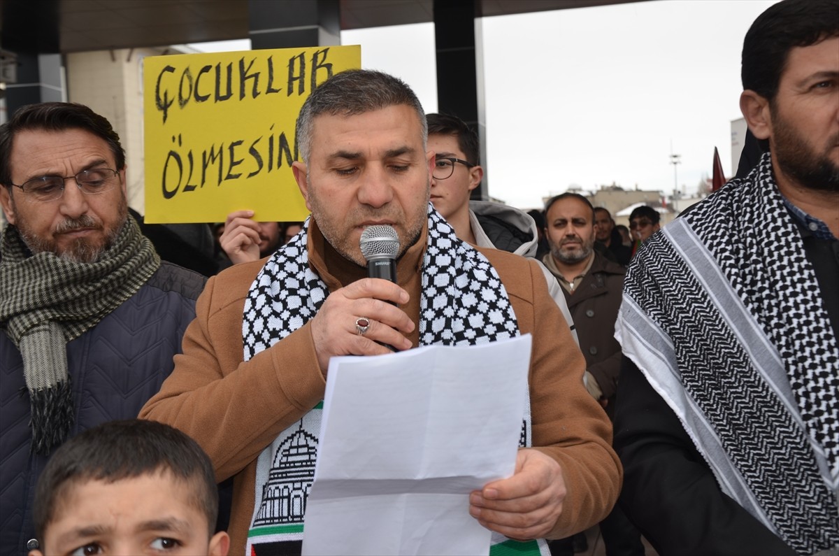 Muş'ta bir araya gelen vatandaşlar, İsrail ve Hamas arasında anlaşma sağlanmasını kutladı....