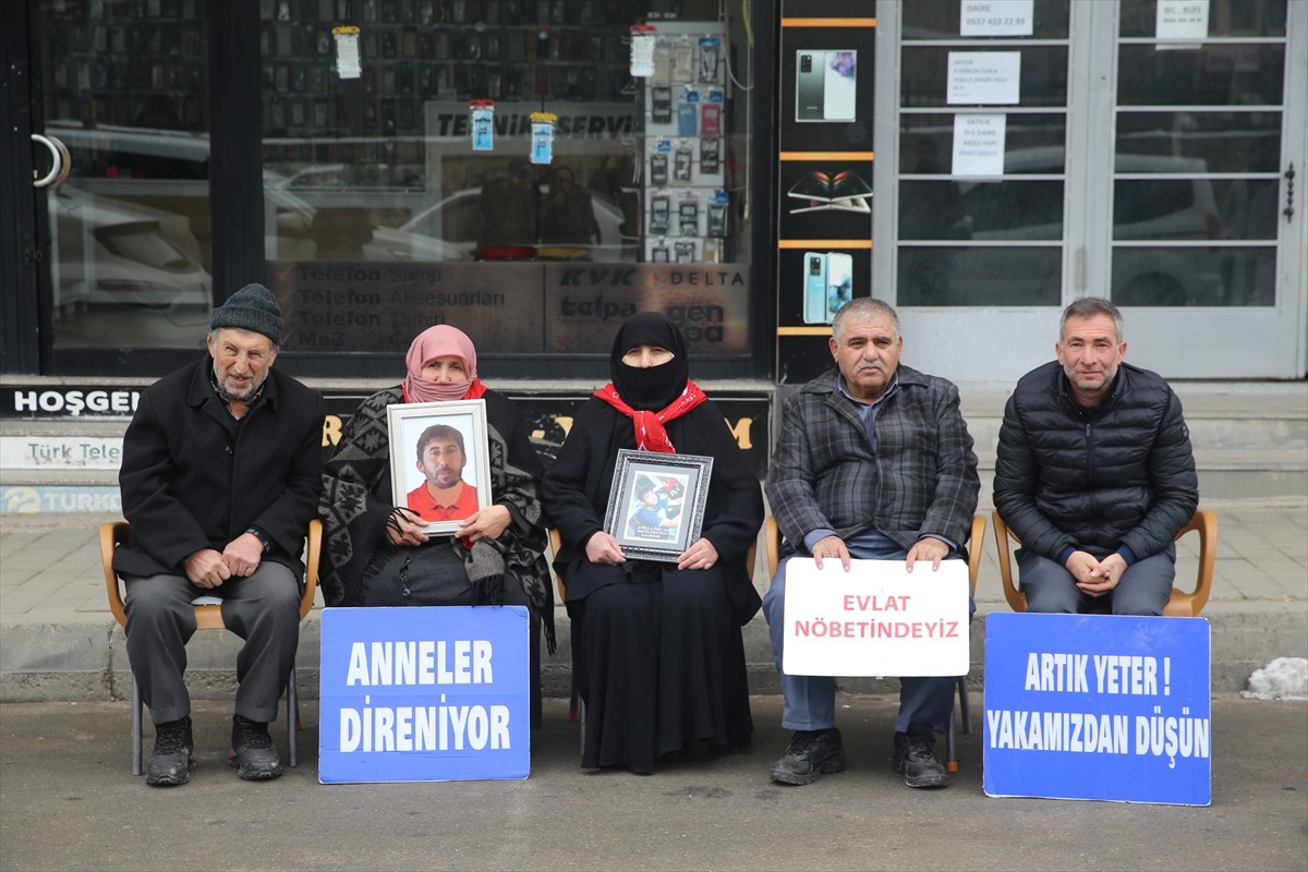 Muş'ta çocukları terör örgütü PKK tarafından kaçırılan aileler, DEM Parti İl Başkanlığı binası...
