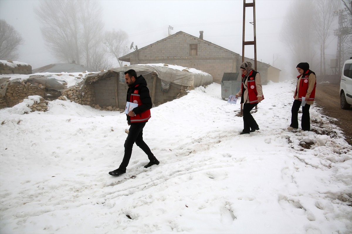 Muş'ta erken yaşta ve zorla evliliklerin önüne geçilmesi amacıyla geçen yıl 50'si köy 73 noktada...