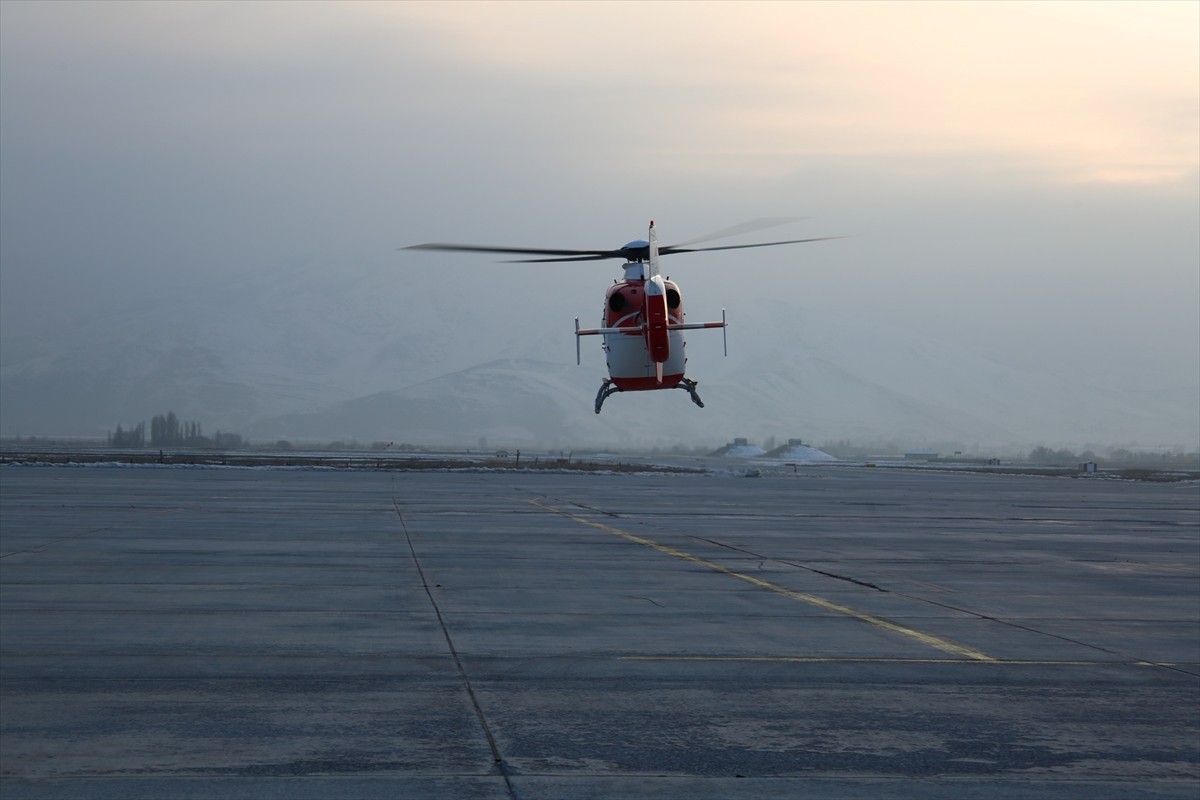 Muş'ta kalbinde delik tespit edilen ve akciğer atardamarı kapalı olan bir günlük bebek, ambulans...