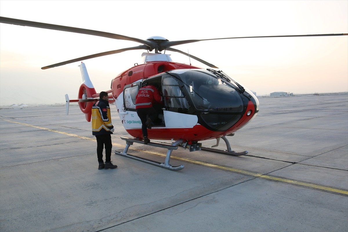 Muş'ta kalbinde delik tespit edilen ve akciğer atardamarı kapalı olan bir günlük bebek, ambulans...
