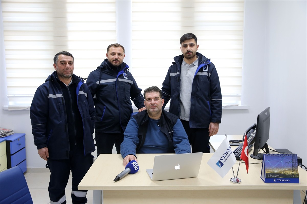 Muş'ta Vangölü Elektrik Dağıtım AŞ (VEDAŞ) ekipleri, Anadolu Ajansının (AA) gözünden 2024'e damga...