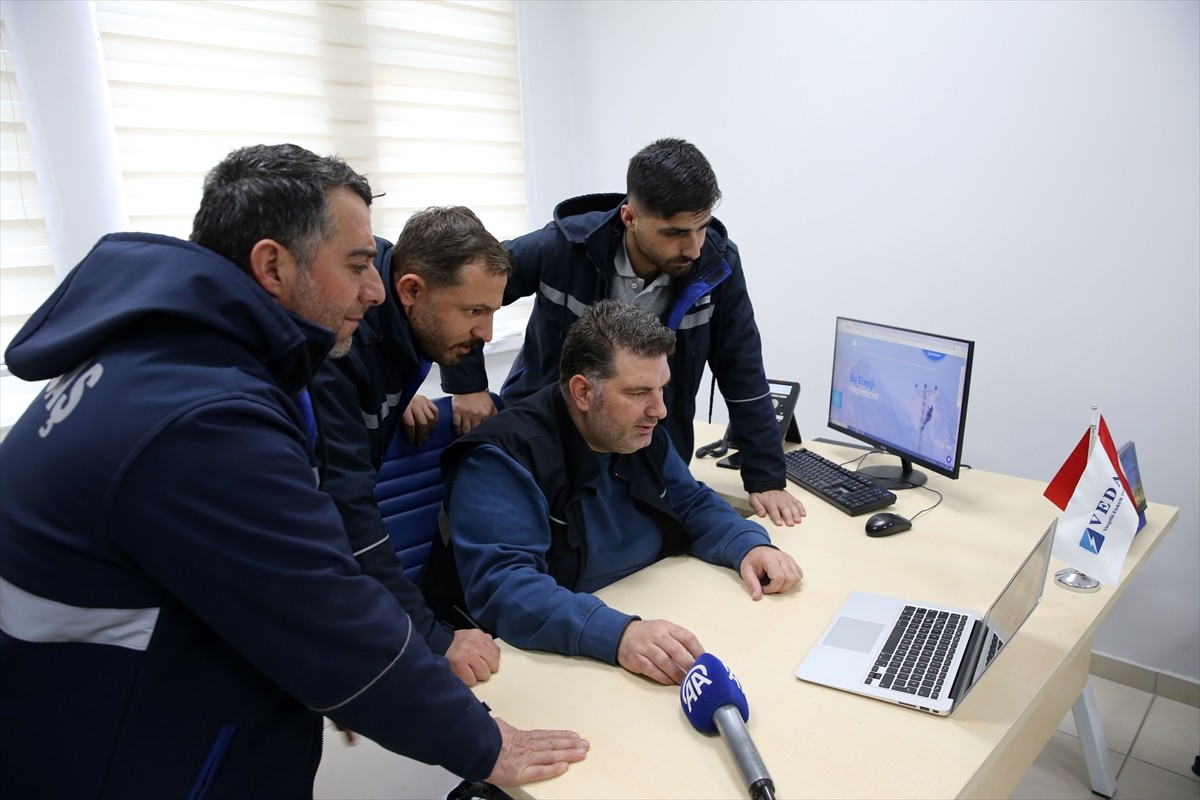 Muş'ta Vangölü Elektrik Dağıtım AŞ (VEDAŞ) ekipleri, Anadolu Ajansının (AA) gözünden 2024'e damga...