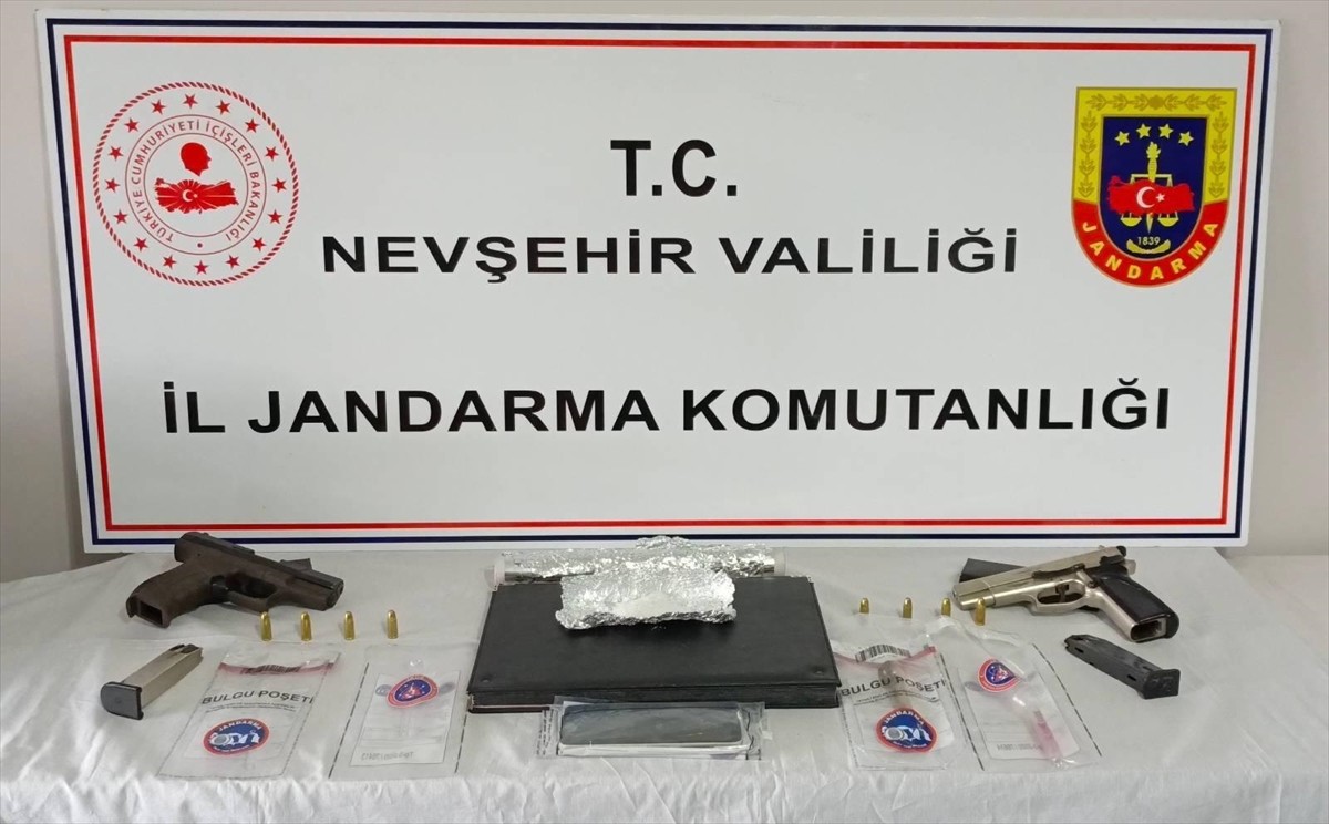 Nevşehir'in Derinkuyu ilçesinde jandarma ekiplerince düzenlenen uyuşturucu operasyonunda yakalanan...