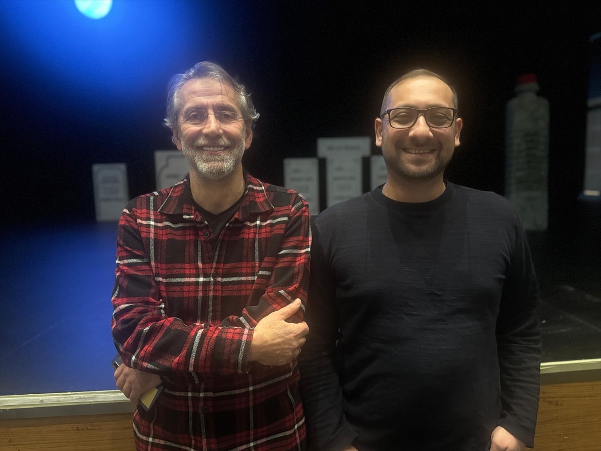 Nüktedan Kültür Sanat tarafından sahnelenen tek perdelik "Evlen Zaman İçinde" oyunu Esenler Dr....