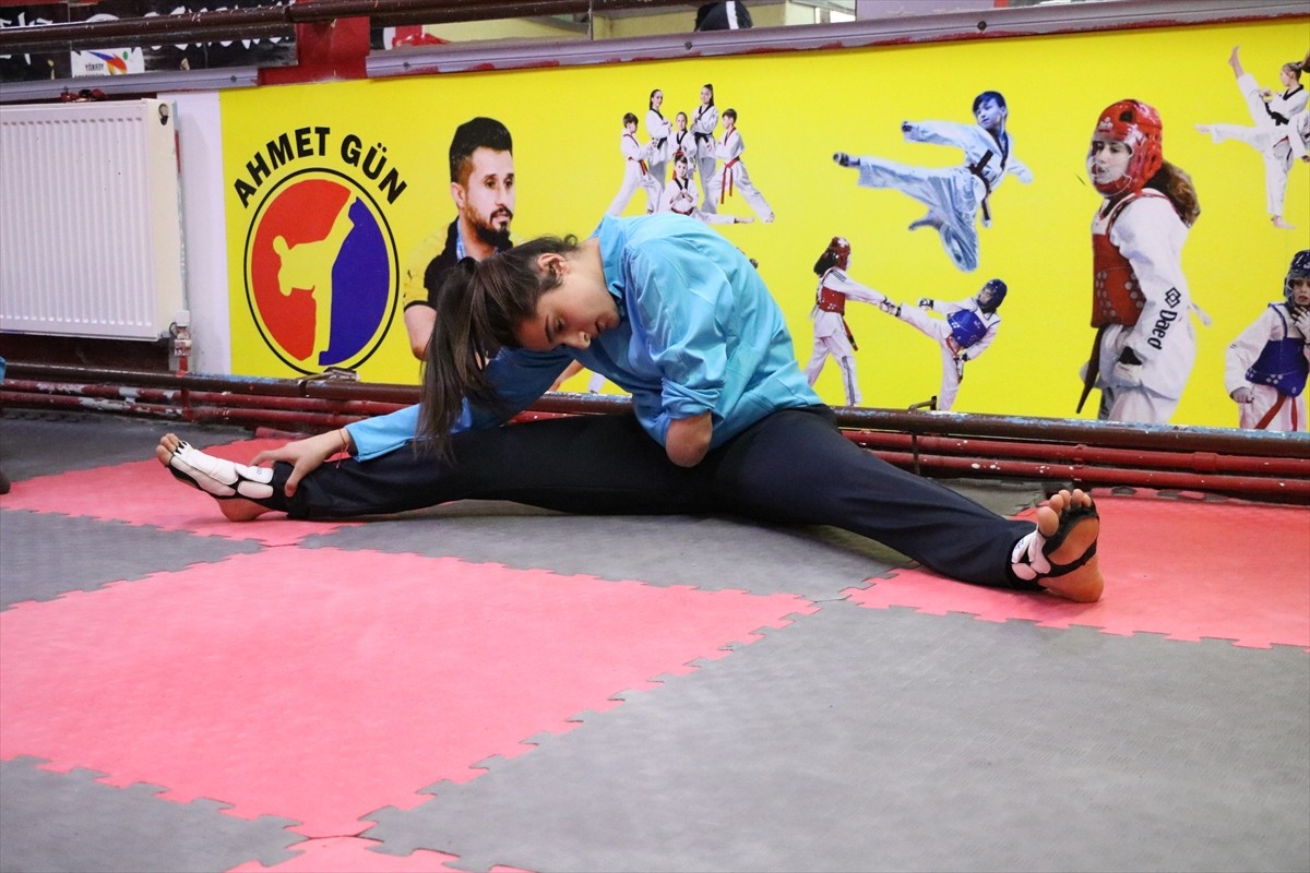 Öğretmeninin yönlendirmesiyle başladığı tekvandoda, katıldığı ilk şampiyonada Türkiye üçüncüsü...