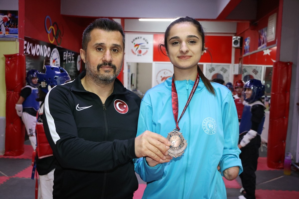 Öğretmeninin yönlendirmesiyle başladığı tekvandoda, katıldığı ilk şampiyonada Türkiye üçüncüsü...