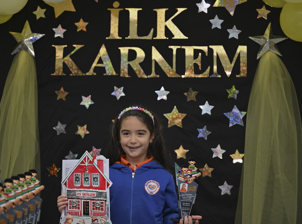 Okul öncesi, ilkokul, ortaokul ve lise okullarındaki yaklaşık 20 milyon öğrenci karnesini alarak...