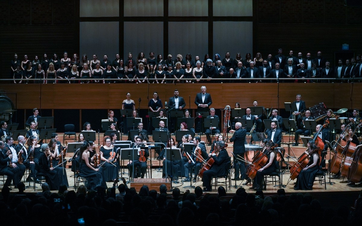 Olten Filarmoni Orkestrası, Hollanda-Türkiye Dostluk Konseri ile İzmir'de müzikseverlerle buluştu....