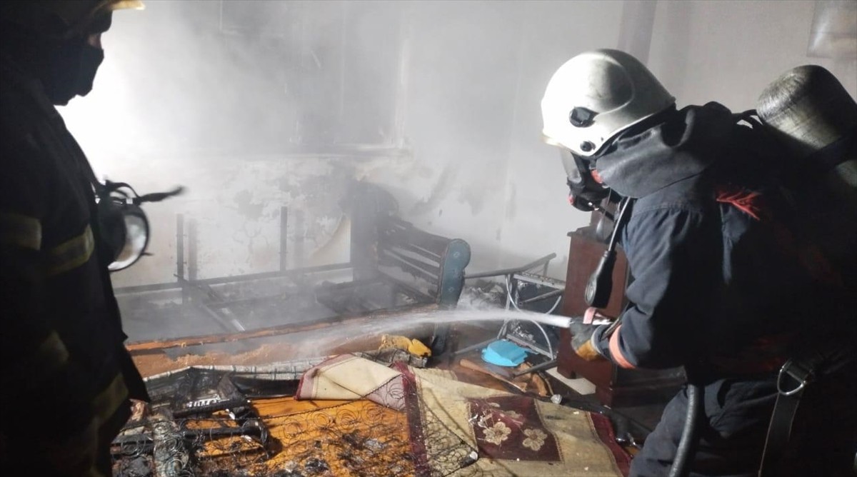 Ordu'nun Fatsa ilçesinde evde çıkan yangında dumandan etkilenen kişi, hastaneye kaldırıldı....