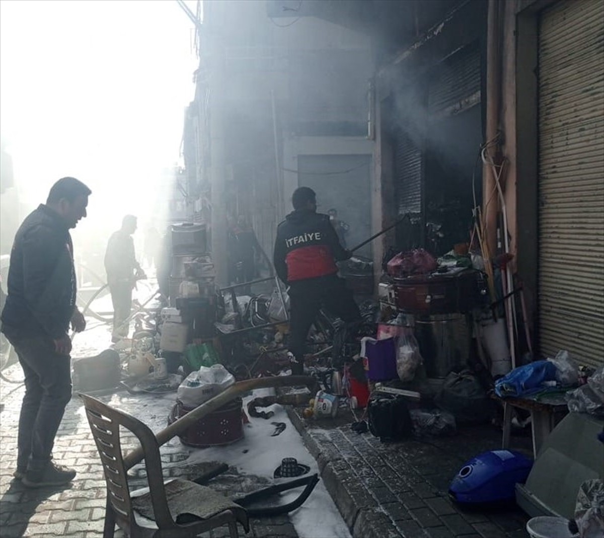 Osmaniye'nin Kadirli ilçesinde ikinci el ürün satışı yapılan iş yerinde çıkan yangın...