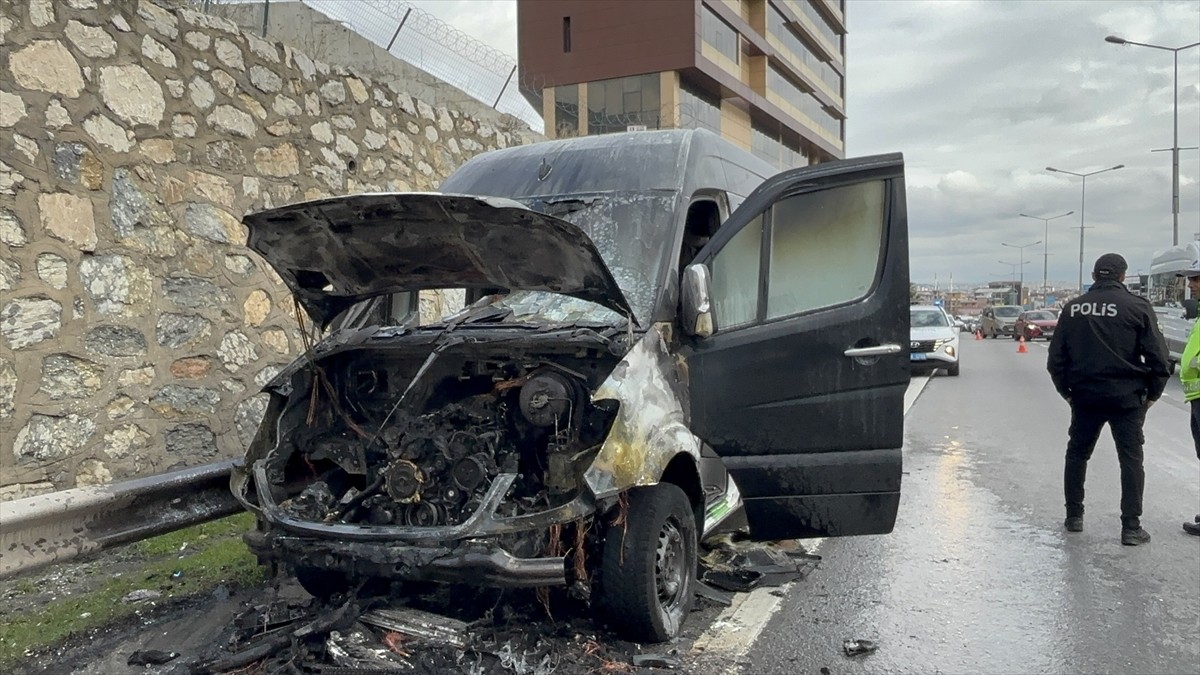 Pendik'te D-100 kara yolunda seyir halindeki servis minibüsü yandı. Haber verilmesi üzerine olay...