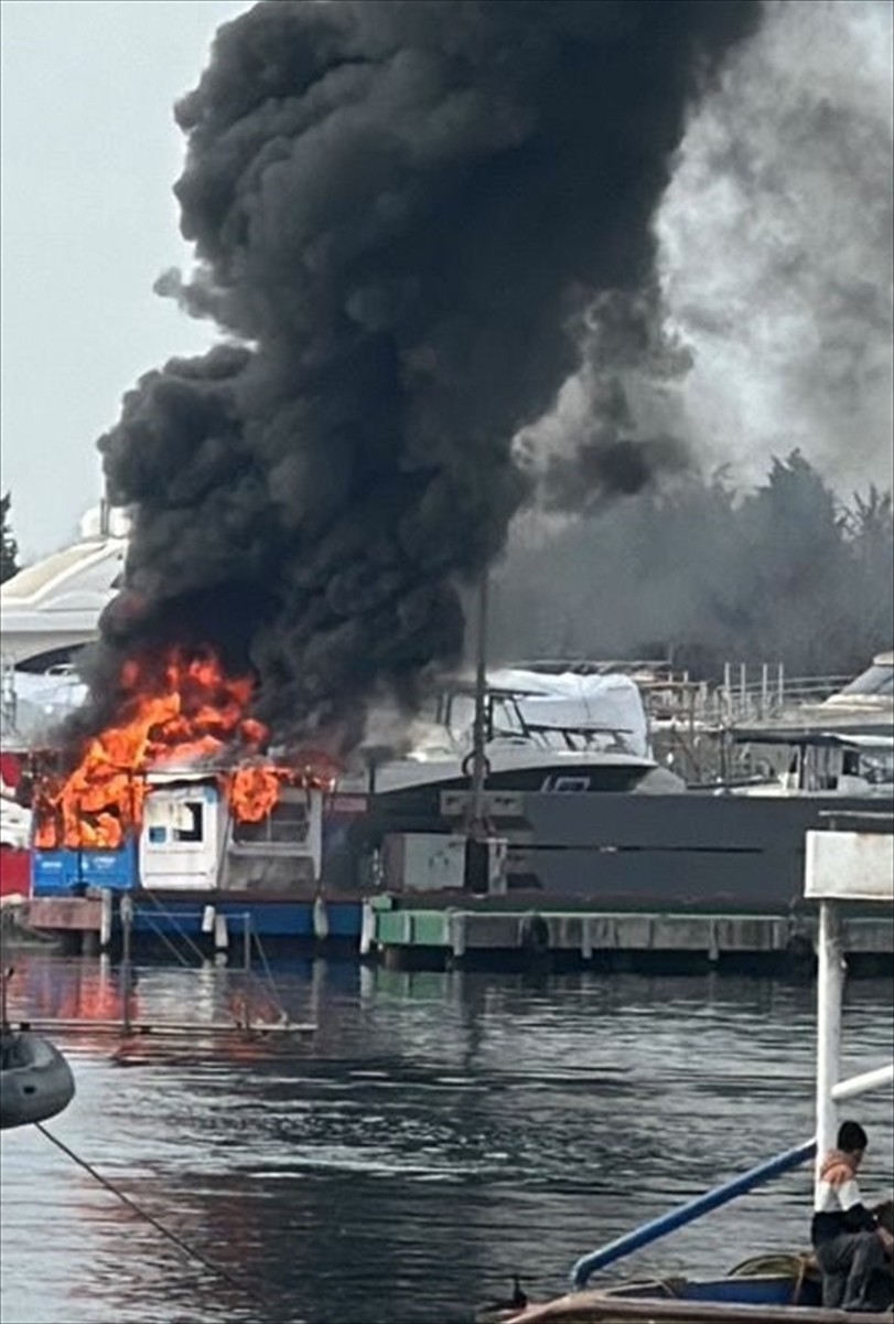 Pendik Marina'da bulunan yakıt istasyonundaki atık yağ depolama alanında çıkan yangın, itfaiye...