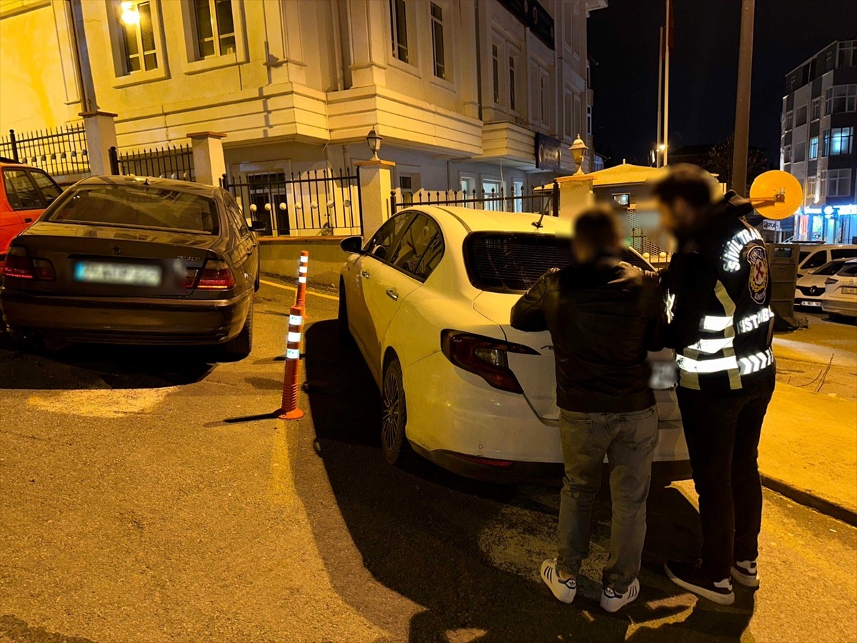 Pendik ve Kadıköy'de trafikte araçlarıyla drift ve makas atan 3 sürücüye toplam 149 bin 414 lira...