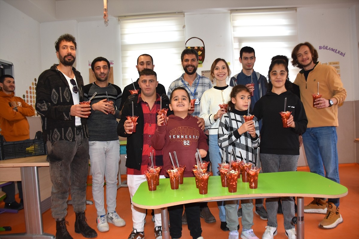 "Tatlı yemeyen çocuk kalmasın" sloganıyla 100'ün üzerinde okulu dolaşan usta Atilla Karaca ve...