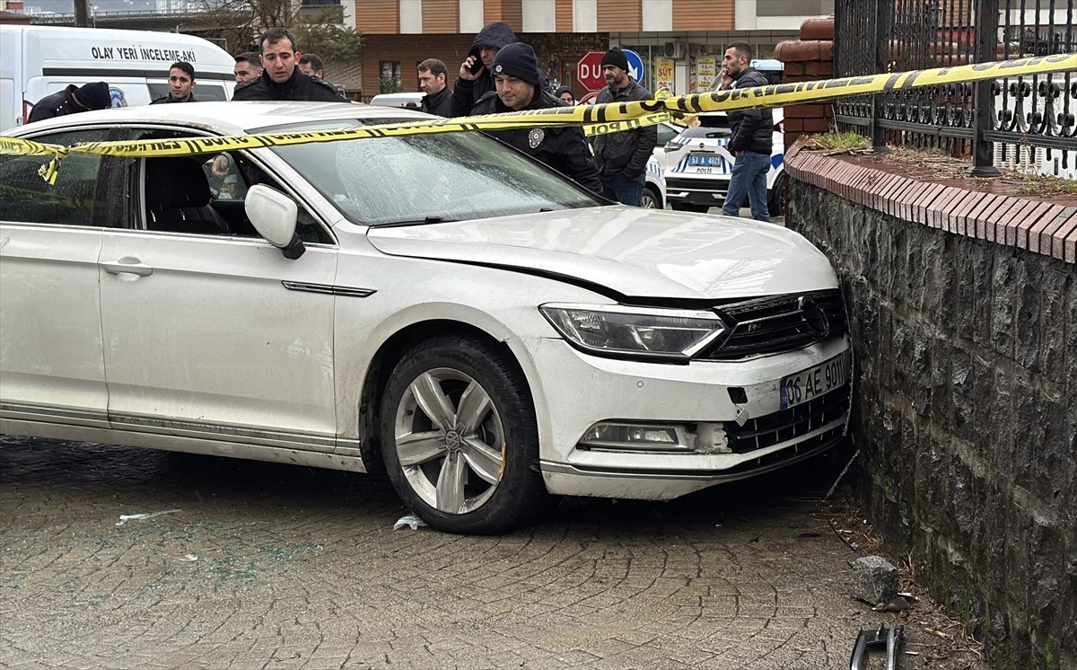 Rize'de hastane duvarına çarpan otomobilin sürücüsünün silahla yaralandığı belirlendi. Polis...