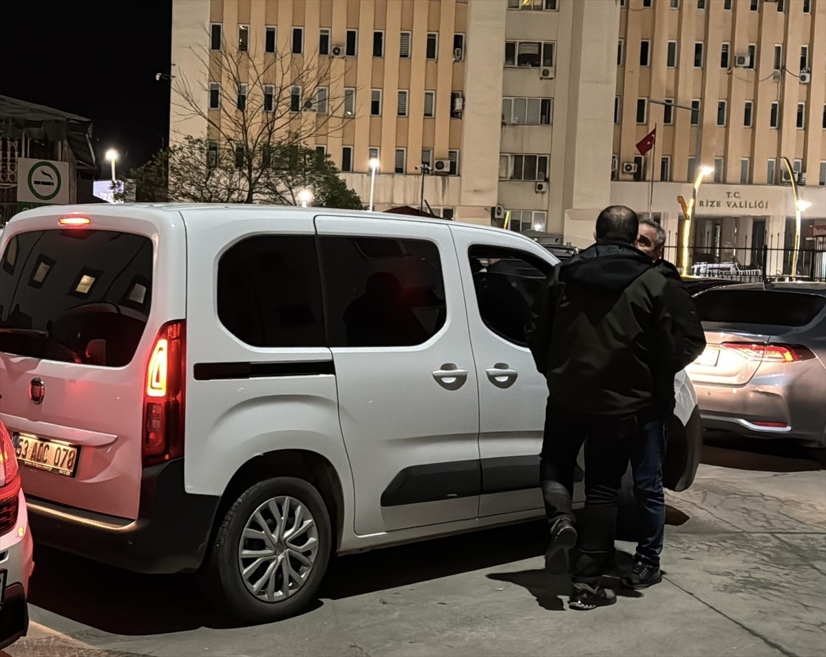 Rize'de iki PTT çalışanını silahla ateş ederek öldürdükten sonra olay yerinden kaçan zanlı...