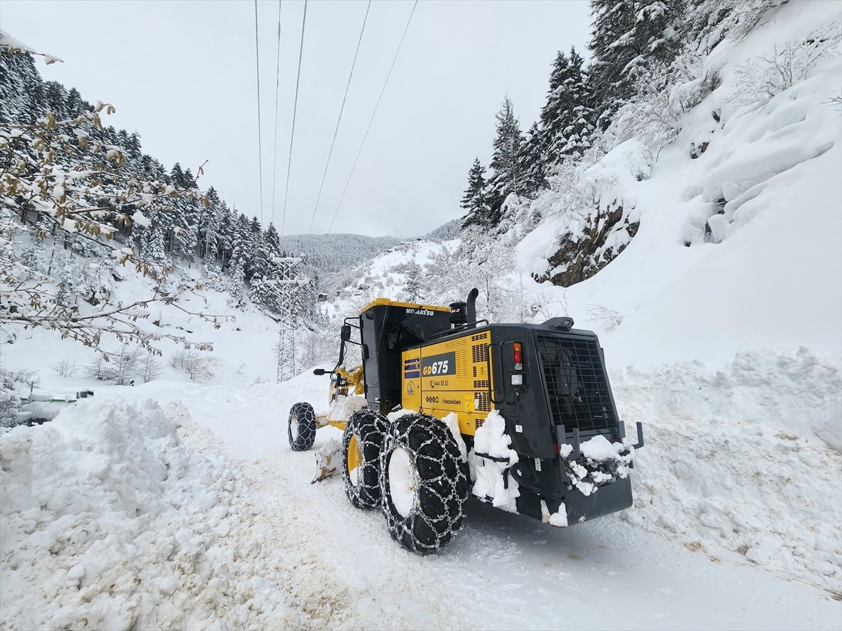 Rize'nin yüksek kesimlerinde etkili olan kar yağışı yaşamı olumsuz etkiledi. İl Özel İdaresi...