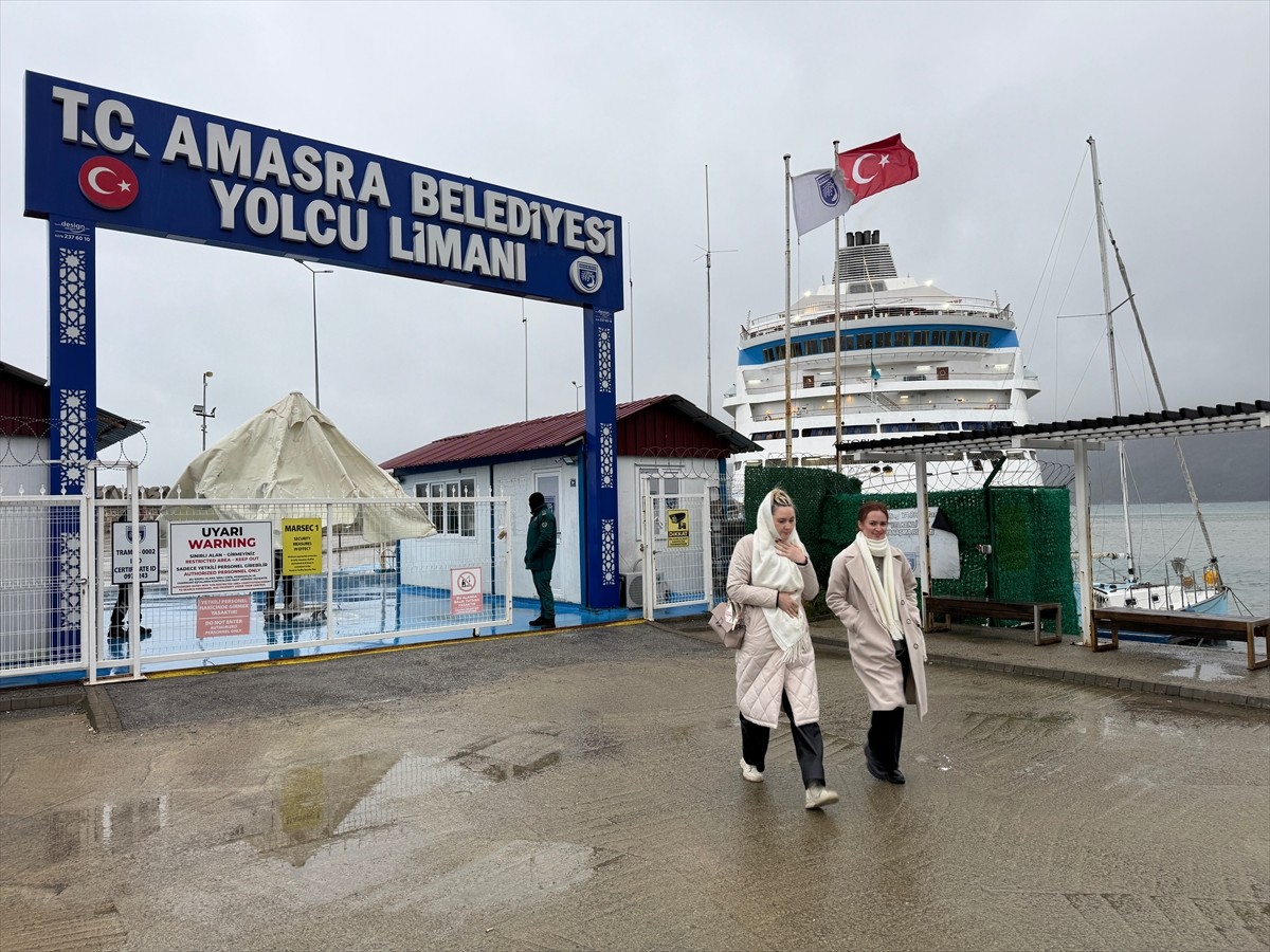 Rusya'nın Soçi kentinden hareket eden "Astoria Grande" kruvaziyeri, Amasra Limanı'na demirledi.