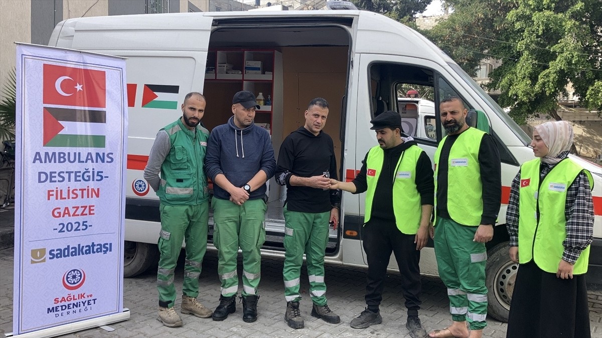 Sadakataşı Derneği, İsrail'in soykırım gerçekleştirdiği Gazze'ye ilaç ve ambulans desteğinde...