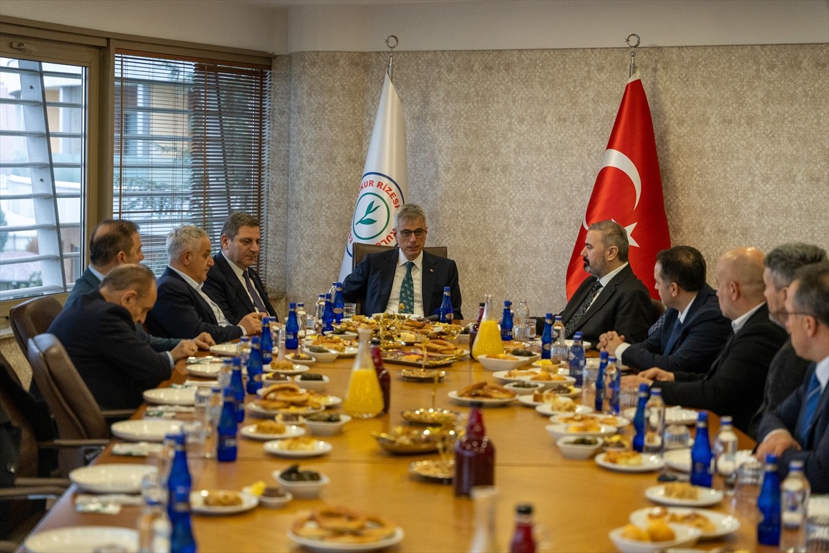 Sağlık Bakanı Kemal Memişoğlu, Çaykur Rizespor Kulübünü ziyaret etti. 