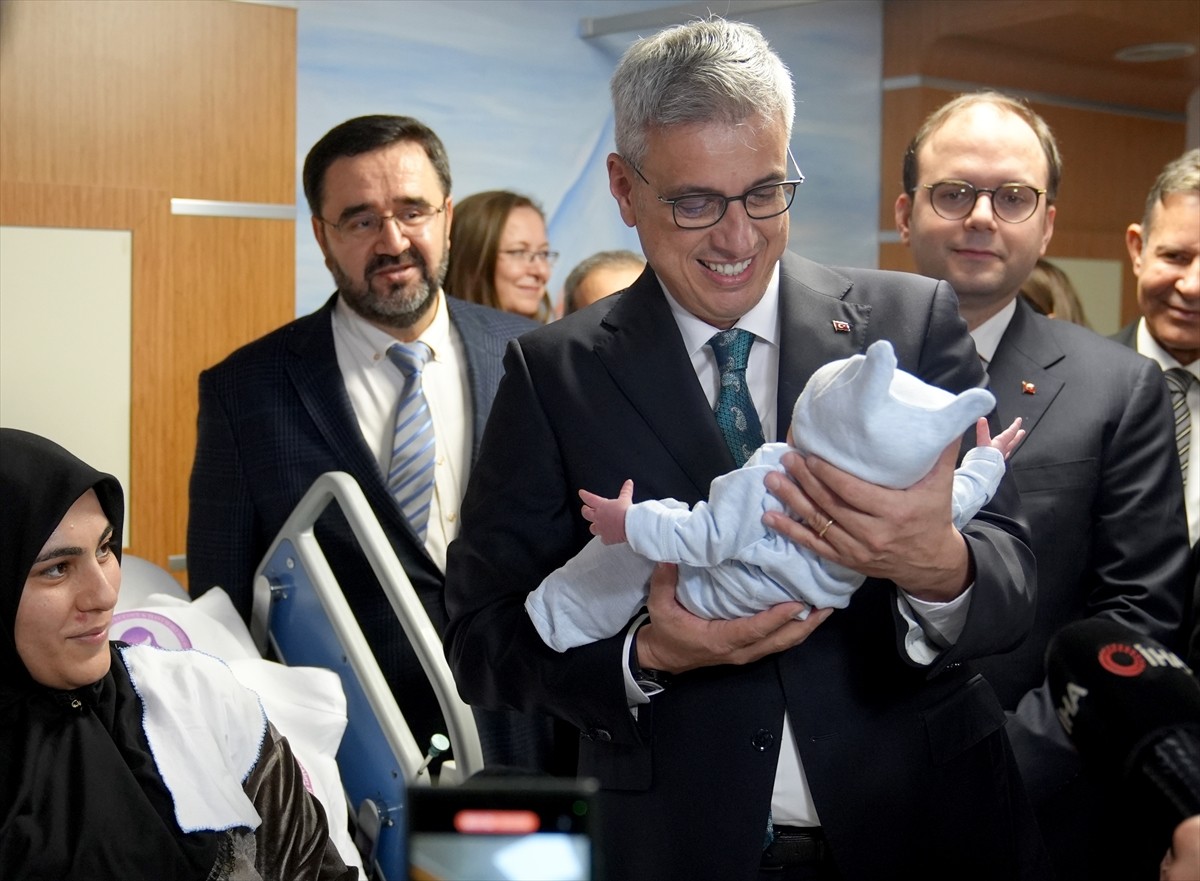 Sağlık Bakanı Kemal Memişoğlu, Esenler Kadın Doğum ve Çocuk Hastanesi'nde yeni yılın ilk bebeği...