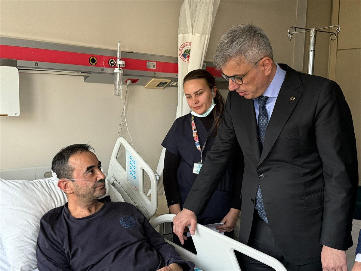 Sağlık Bakanı Kemal Memişoğlu (ortada) ve Çalışma ve Sosyal Güvenlik Bakanı Vedat Işıkhan (sağda)...