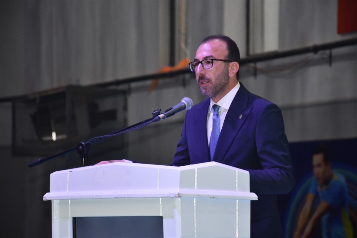 Sağlık Bakanı Kemal Memişoğlu (sol 3) Şırnak Spor Salonunda düzenlenen AK Parti 8. Olağan İl...