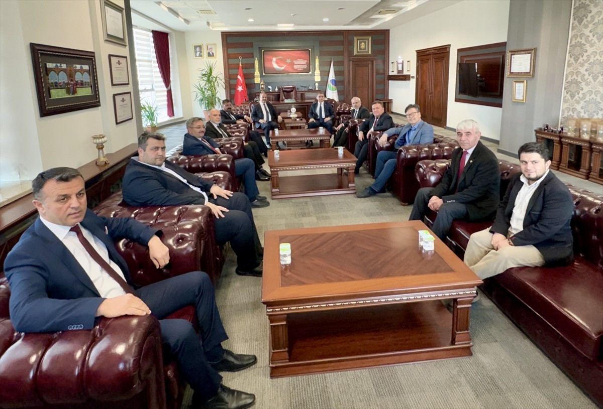 Sağlık-Sen Genel Başkanı Mahmut Faruk Doğan (sol 4), Kırşehir Ahi Evran Üniversitesi (KAEÜ)...