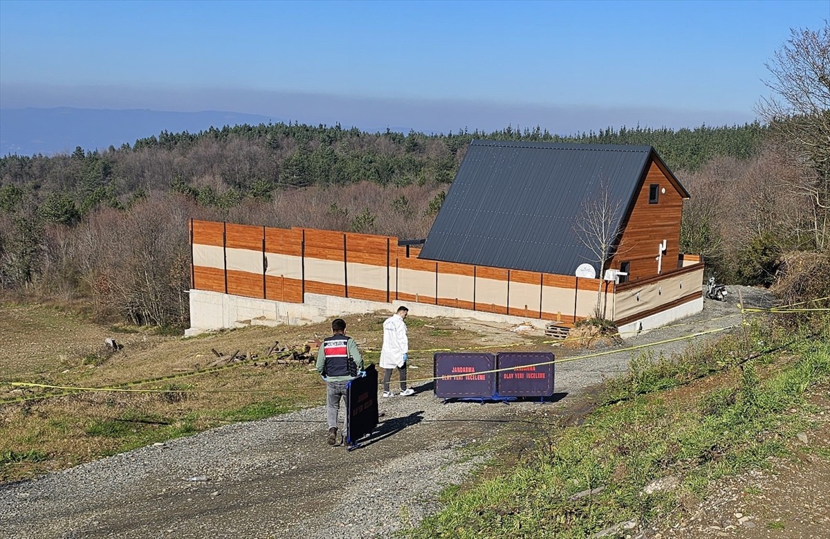 Sakarya'nın Sapanca ilçesinde bir kişi tartıştığı kardeşini tabancayla vurarak öldürdü. İhbar...