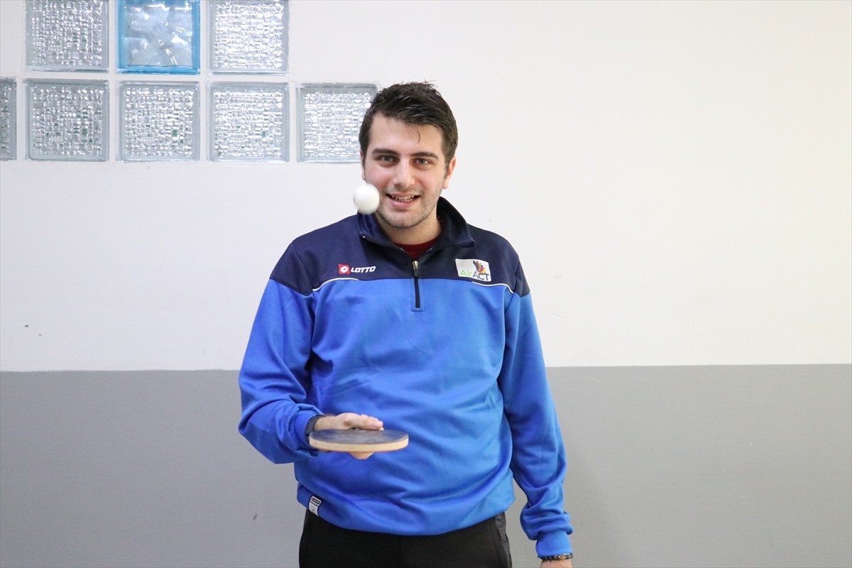 Sakarya'nın Sapanca ilçesinde yaşayan otizmli masa tenisi sporcusu Zeki Yusuf Çelik (sağda)...