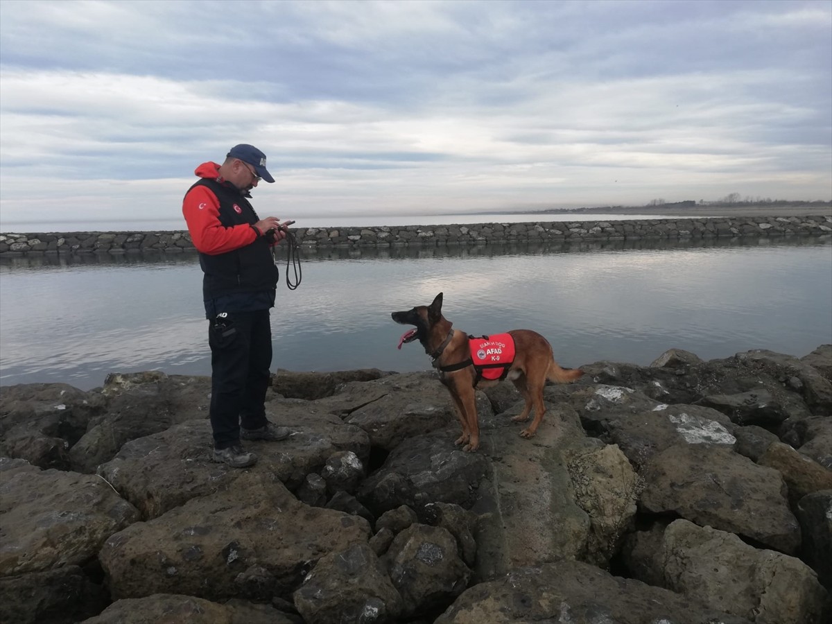 Samsun'un Çarşamba ilçesinde 22 Aralık'ta tekneyle açıldığı denizde kaybolan balıkçının bulunması...