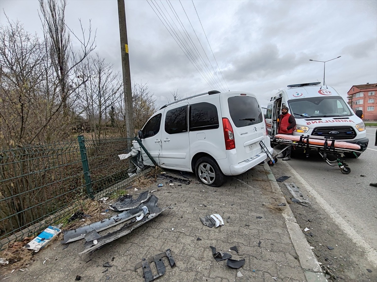 Samsun'un Çarşamba ilçesinde hafif ticari araç ile otomobilin çarpışması sonucu 1'i çocuk 3 kişi...