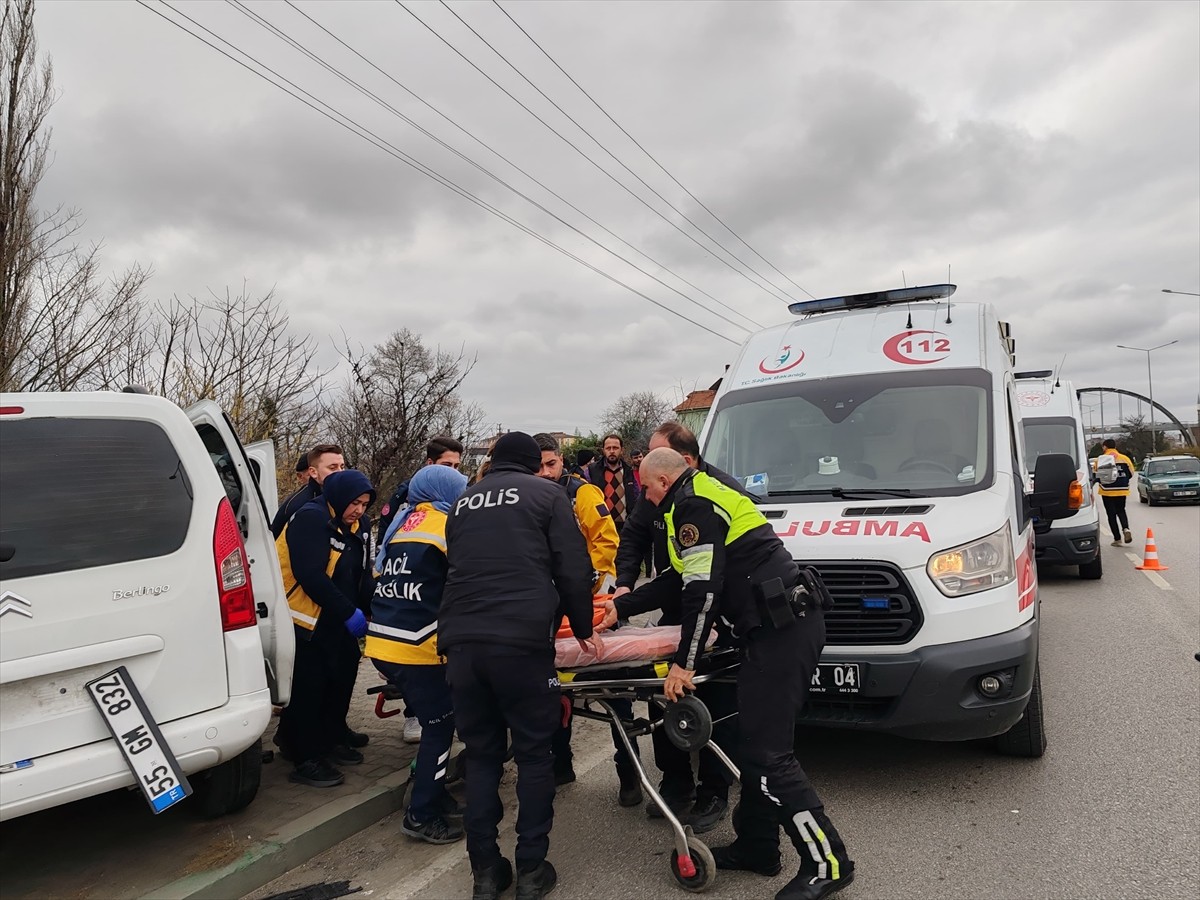 Samsun'un Çarşamba ilçesinde hafif ticari araç ile otomobilin çarpışması sonucu 1'i çocuk 3 kişi...