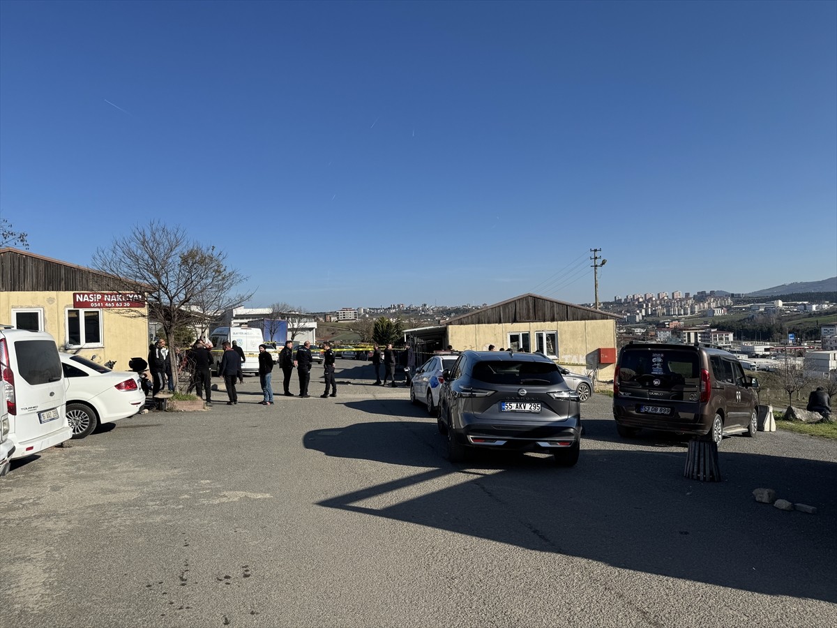 Samsun'un İlkadım ilçesinde çıkan silahlı kavgada 1'i ağır 2 kişi yaralandı. Polis ekipleri, olay...