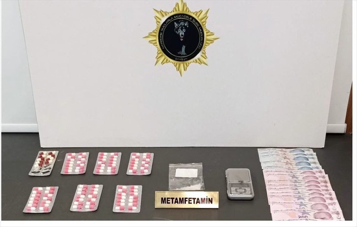 Samsun'un İlkadım ve Atakum ilçelerinde düzenlenen uyuşturucu operasyonunda 5 şüpheli gözaltına...