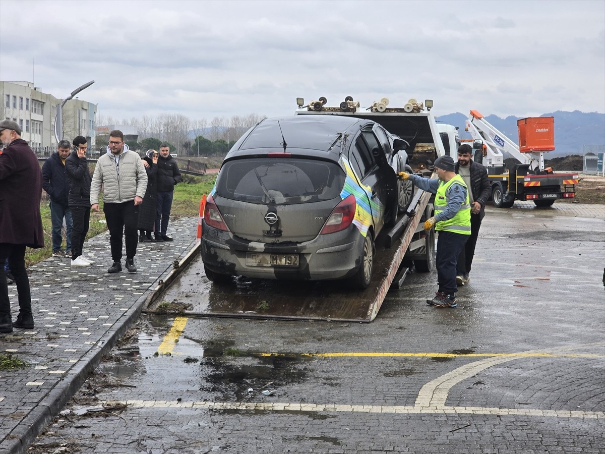 Samsun'un Terme ilçesinde sürücü kursuna ait eğitim aracının su kanalına düşmesi sonucu 2 kişi...