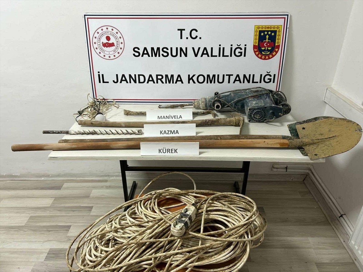 Samsun'un Vezirköprü ilçesinde kaçak kazı yapan 9 şüpheli suçüstü yakalandı.