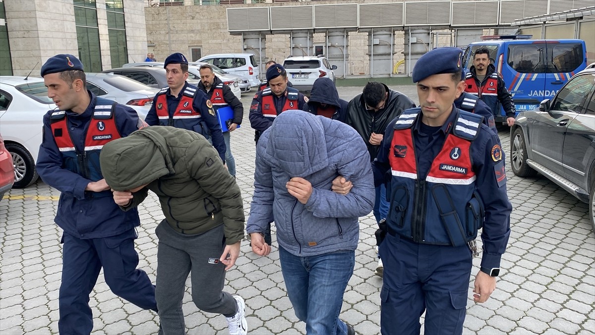 Samsun merkezli 4 ilde düzenlenen yasa dışı bahis operasyonunda 6 şüpheli gözaltına...