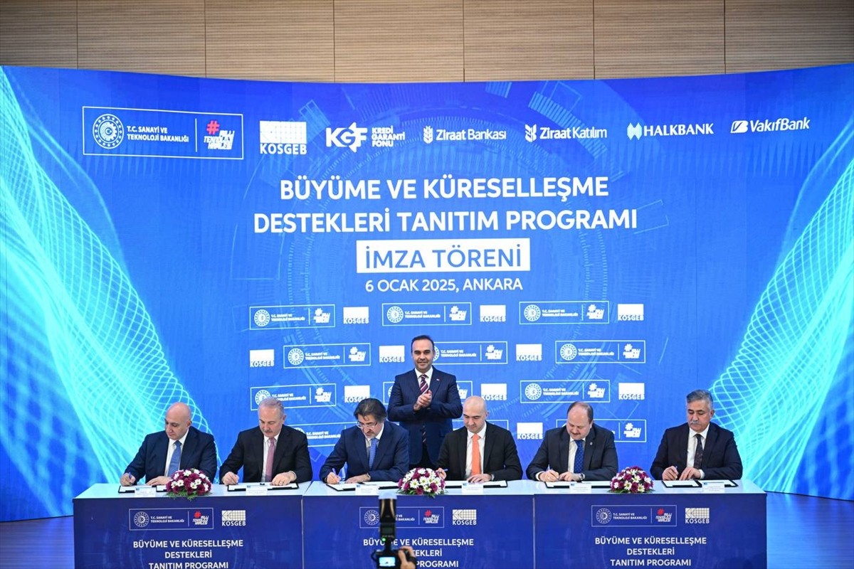 Sanayi ve Teknoloji Bakanı Mehmet Fatih Kacır (ortada), KOSGEB'de gerçekleştirilen "Büyüme ve...