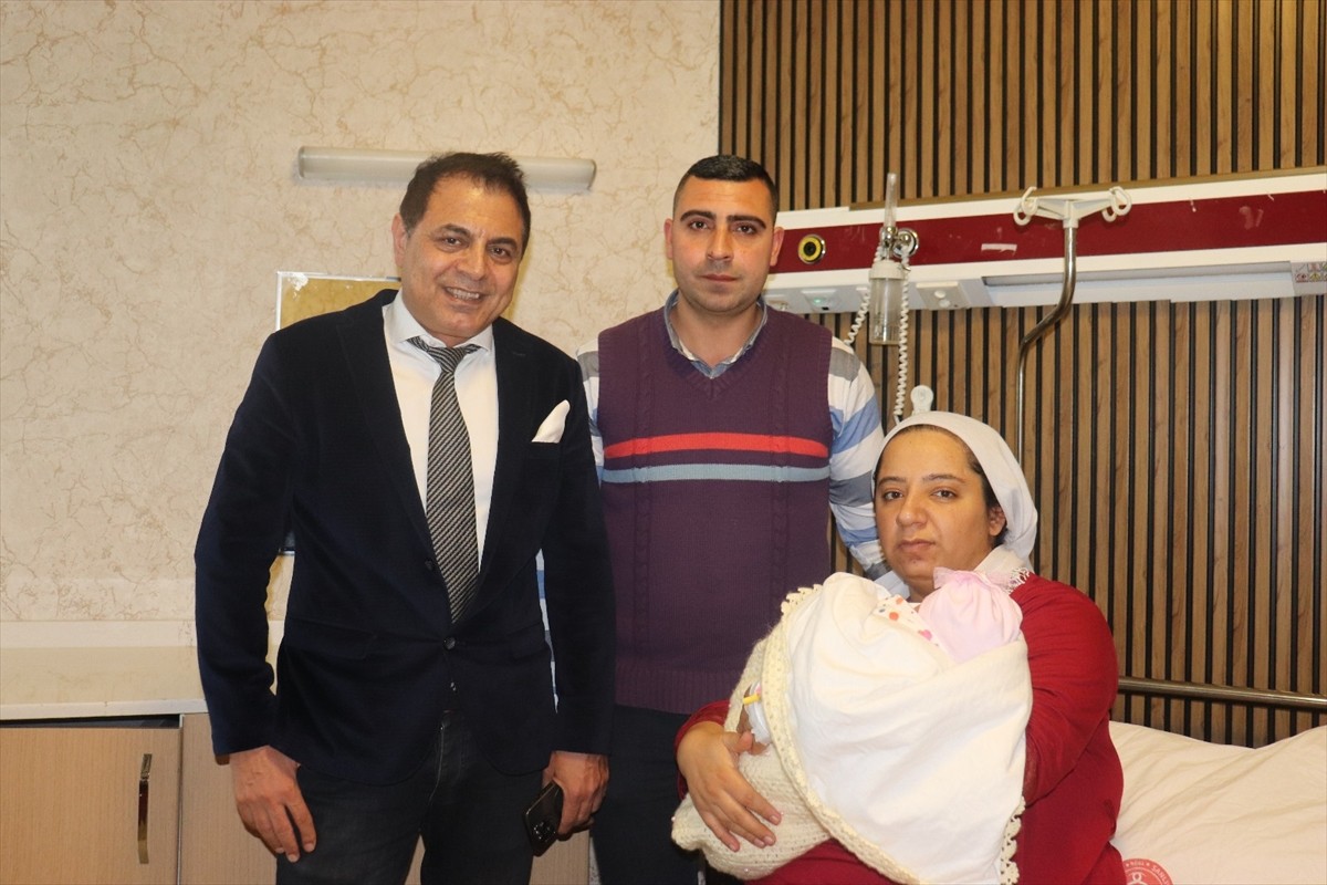 Şanlıurfa'da aşırı kiloları nedeniyle çocuk sahibi olamayan Sümeyra Gelmiş (sağda), Harran...