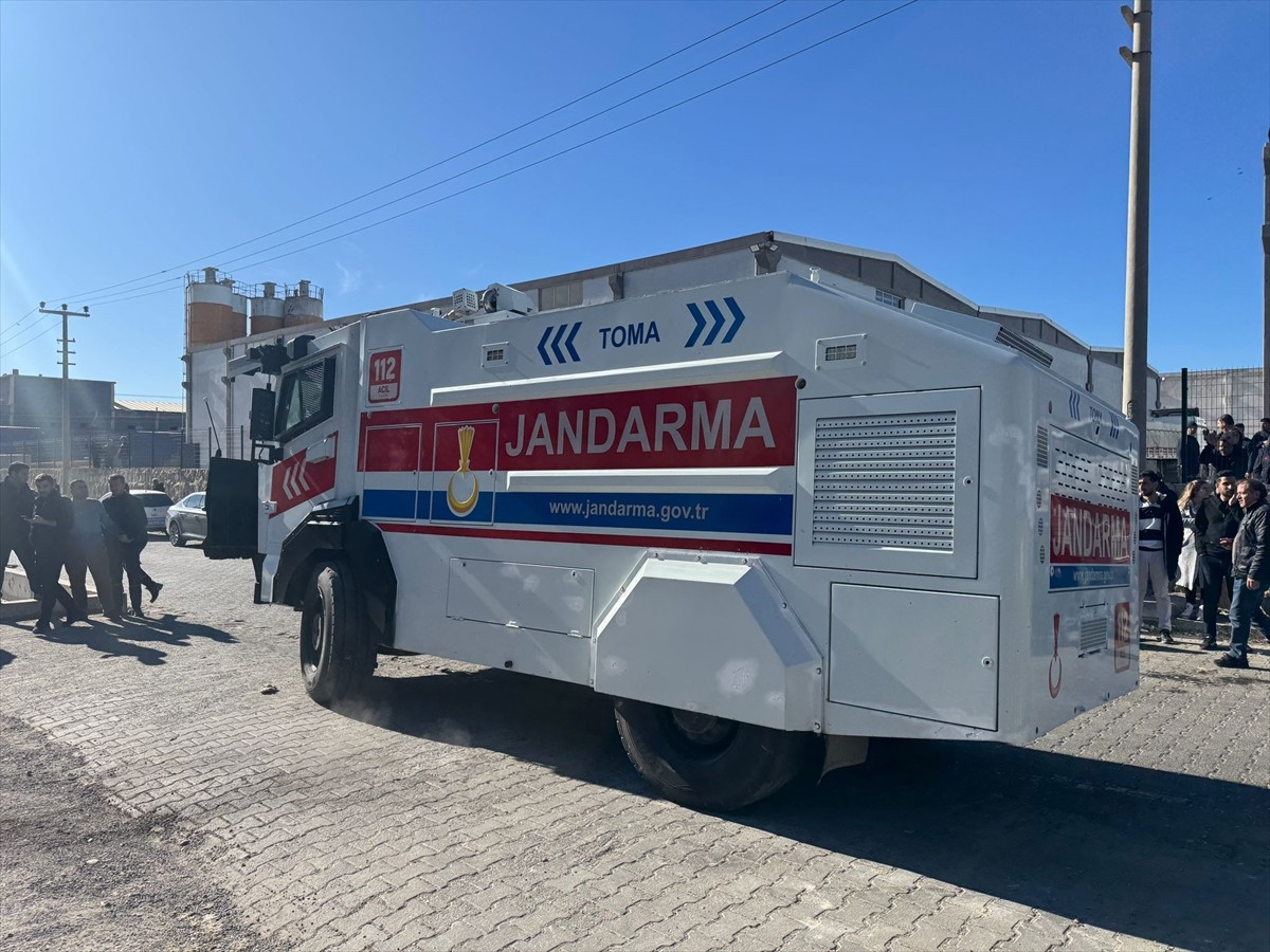 Şanlıurfa'da tekstil fabrikasında çıkan yangına, itfaiye ekipleri müdahalede bulunuyor. İhbar...