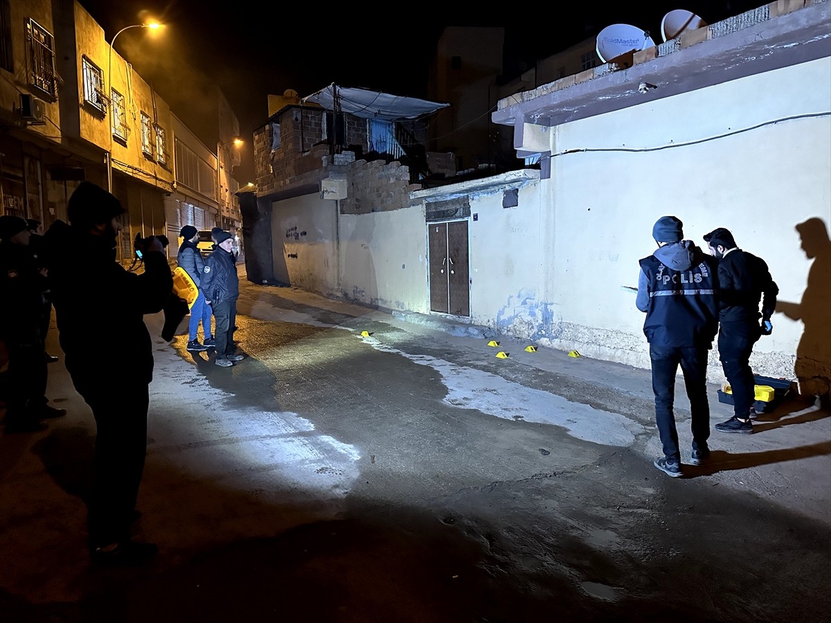 Şanlıurfa'nın Siverek ilçesinde iki grup arasında çıkan silahlı kavgada, 2 kişi yaralandı. Polis...